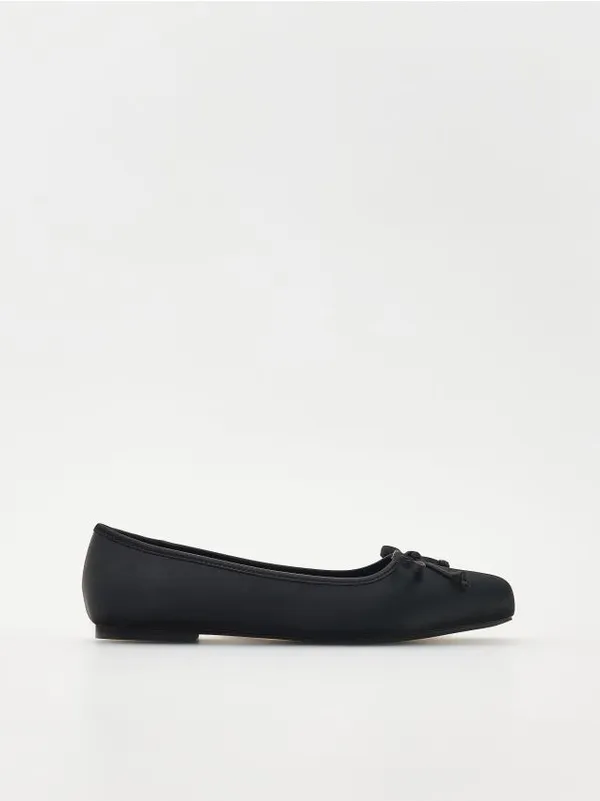 Buty typu baleriny, wykonane z gładkiego materiału. - czarny