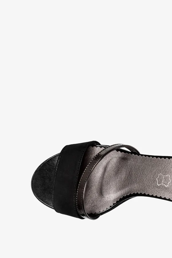 Czarne sandały skórzane na słupku z zakrytą piętą pasek wokół kostki produkt polski casu 479-n