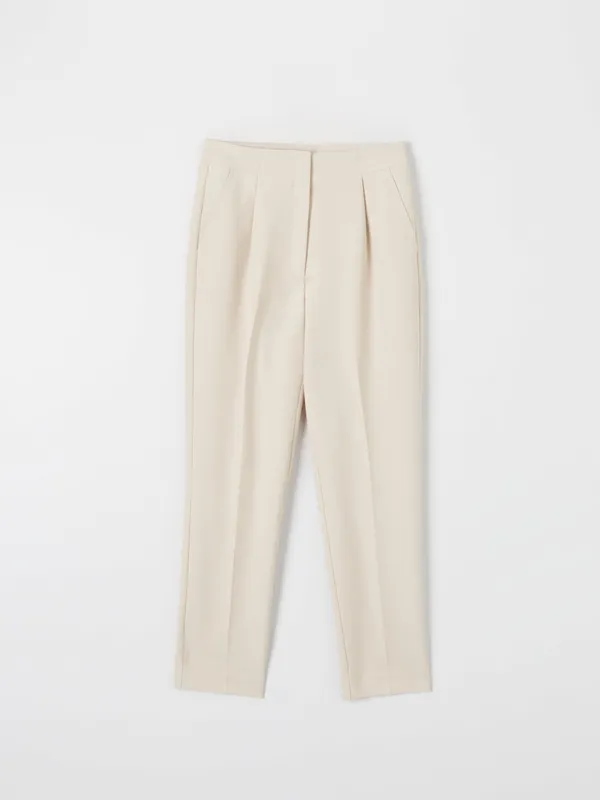 Eleganckie spodnie z kantem uszyte z szybkoschnącego materiału z domieszką wiskozy oraz elastycznych włókien. - kremowy