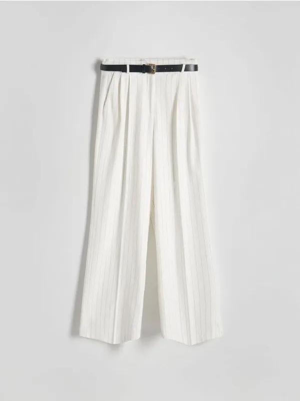Spodnie o swobodnym fasonie, uszyte z tkaniny z dodatkiem wiskozy. - biały
