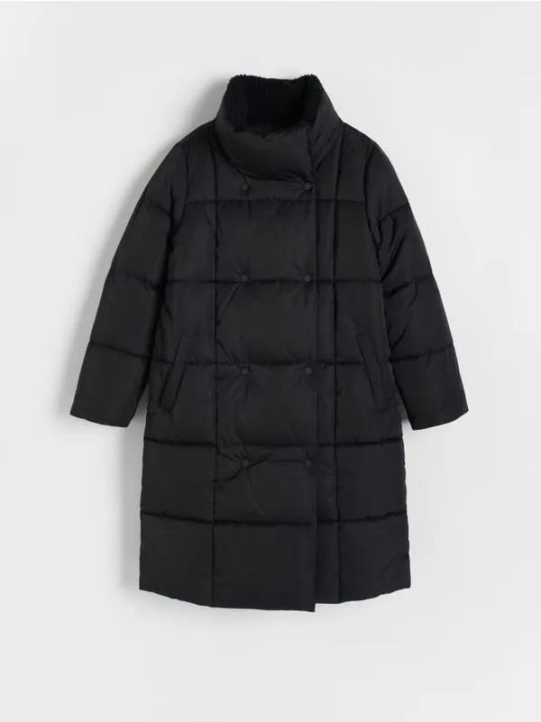 Płaszcz o prostym kroju, wykonany z pikowanej tkaniny z wypełnieniem. - czarny