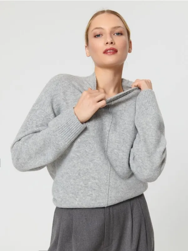 Miękki sweter ze stójką uszyty z szybkoschnącego materiału z domieszką elastycznych włókien. - szary