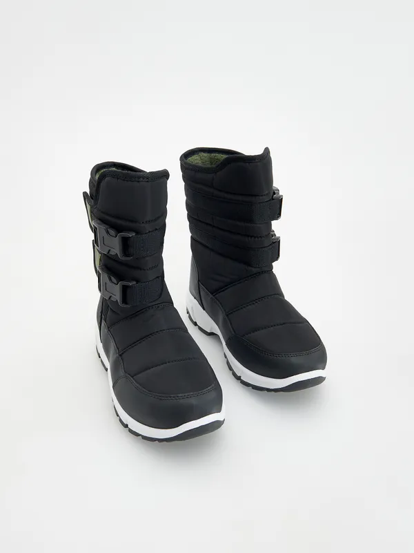 Buty typu śniegowce, wykonane z gładkiego materiału z przeszyciami. - czarny