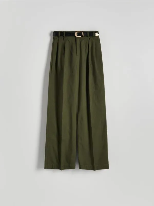 Spodnie o swobodnym fasonie, wykonane z gładkiej tkaniny na bazie bawełny i wiskozy. - zielony
