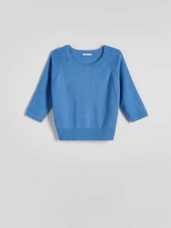 Sweter o regularnym kroju, wykonany z lekkiej dzianiny. - niebieski