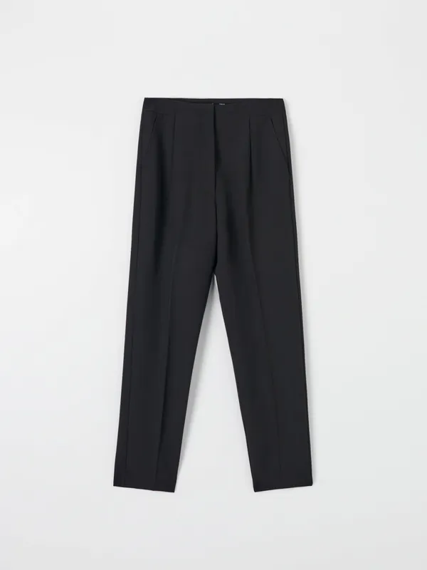 Eleganckie spodnie z kantem uszyte z szybkoschnącego materiału z domieszką wiskozy oraz elastycznych włókien. - czarny