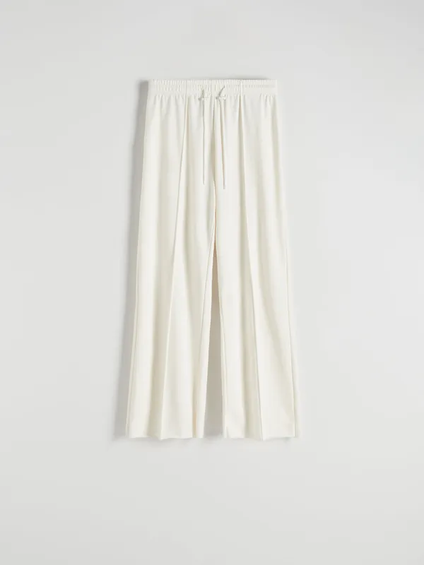 Spodnie o swobodnym fasonie, wykonane z gładkiej dzianiny z bawełną. - złamana biel