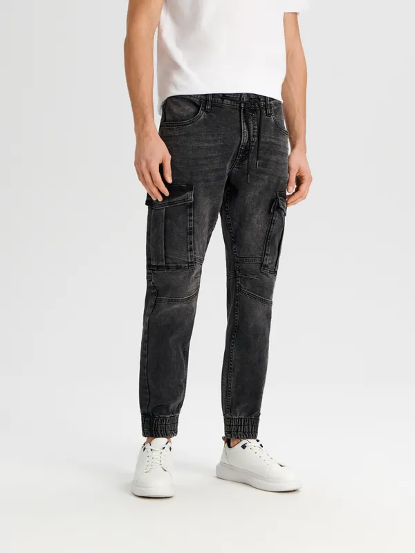 Wygodne jeansy cargo slim jogger uszyte z bawełny z dodatkiem elastycznych włókien. - czarny
