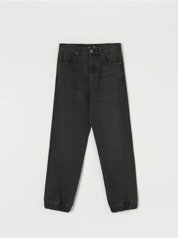 Spodnie jeansowe o swobodnym kroju jogger, uszyte z bawełny z domieszką delikatnej dla skóry wiskozy. - czarny