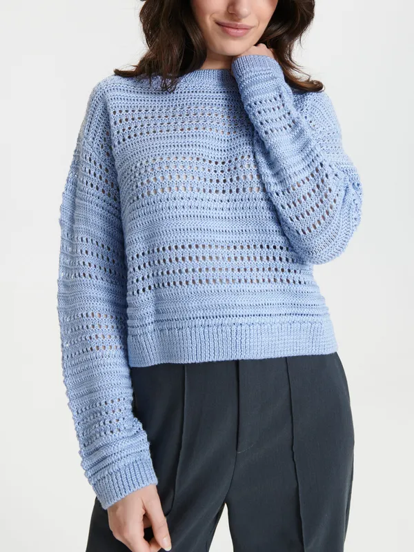 Wygodny, ażurowy sweter wykonany z łatwego w pielęgnacji materiału. - fioletowy