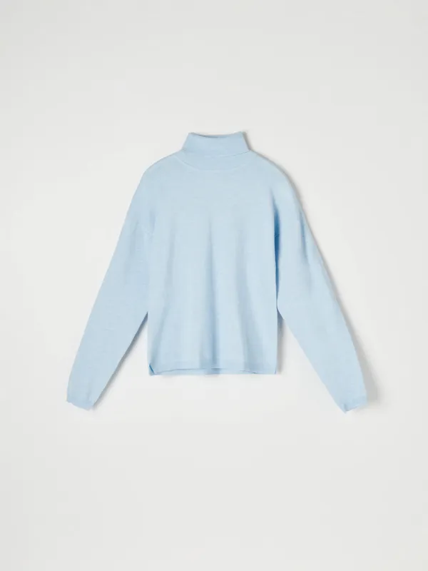 Dzianinowy sweter z golfem uszyty z materiału z domieszką delikatnej dla skóry wiskozy. - błękitny