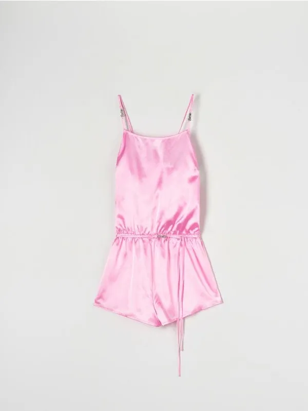 Satynowa jednoczęściowa piżama na regulowanych ramiączkach z srebnym napisem Barbie. - różowy
