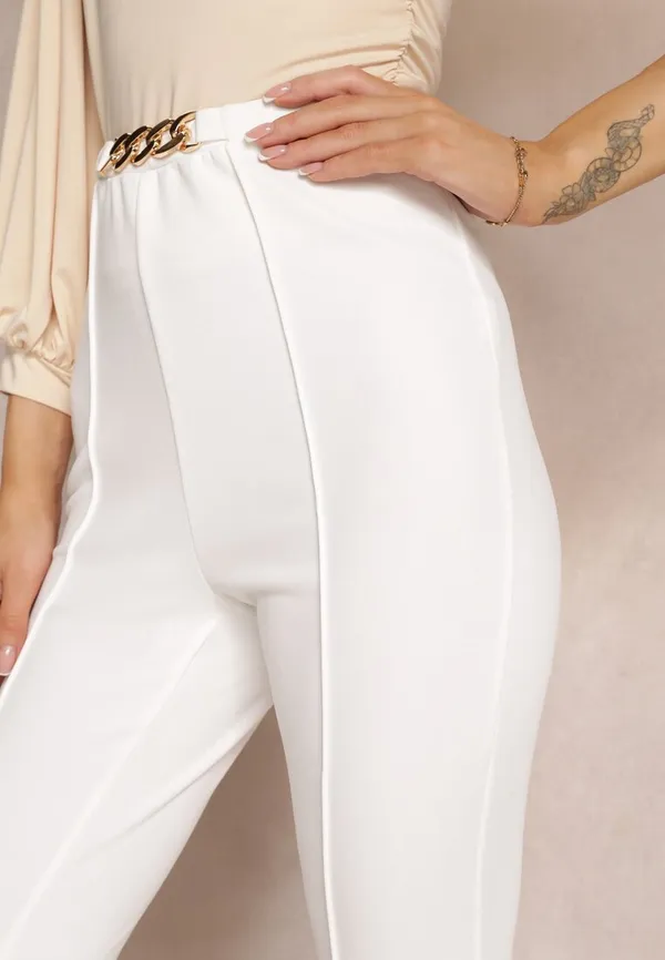 Białe Spodnie z Rozszerzanymi Nogawkami i Łańcuchem Banni