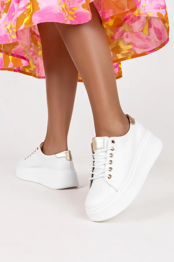 Białe sneakersy skórzane damskie buty sportowe sznurowane na platformie produkt polski casu 2290