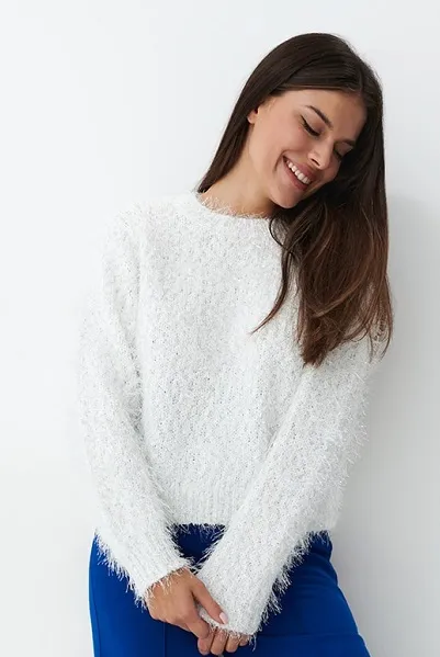 Puchaty sweter - Kremowy