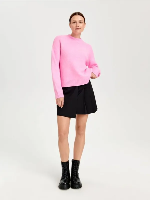 Wygodny, miękki sweter uszyty z lekkiej dzianiny z dodatkiem elastycznych włókien. - różowy