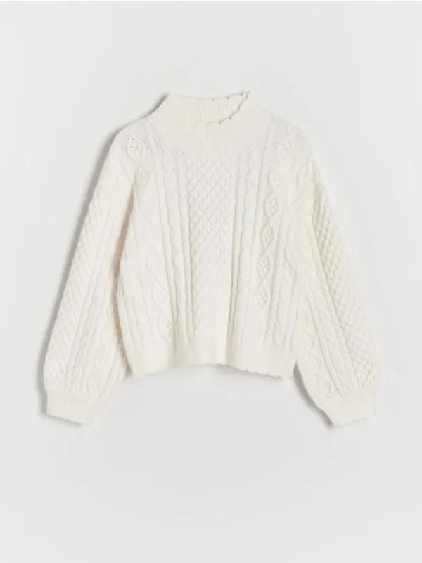 Sweter o prostym kroju, wykonany z dzianiny z wiskozą. - złamana biel