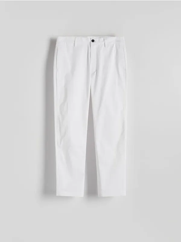 Spodnie typu chino o swobodnym fasonie, wykonane z bawełnianej tkaniny. - biały