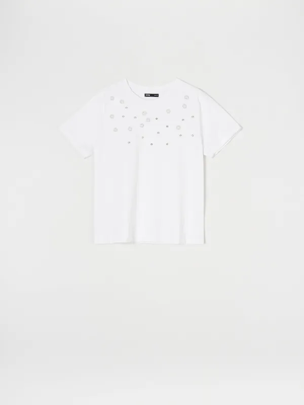 Koszulka w kolorze białym ozdobiona cyrkoniami. - biały