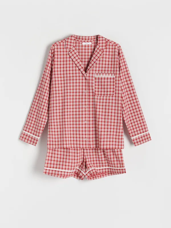 Piżama o klasycznej formie wykonana z bawenianej tkaniny. - czerwony