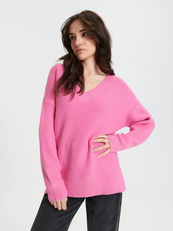 Miękki, prążkowany sweter olźnym kroju uszyty z materiału z domieszką wiskozy. - różowy