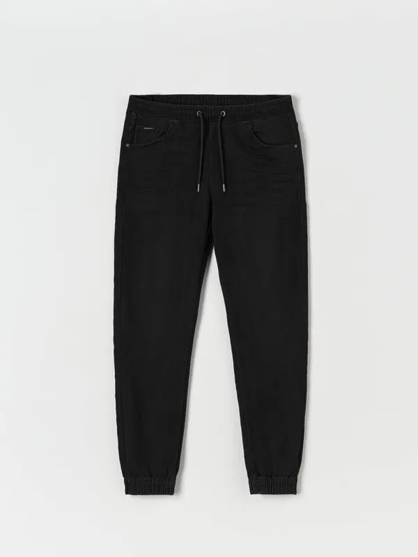 Jeansy o kroju jogger fit, wykonane z bawełny z dodatkiem elastycznych włókien. - czarny