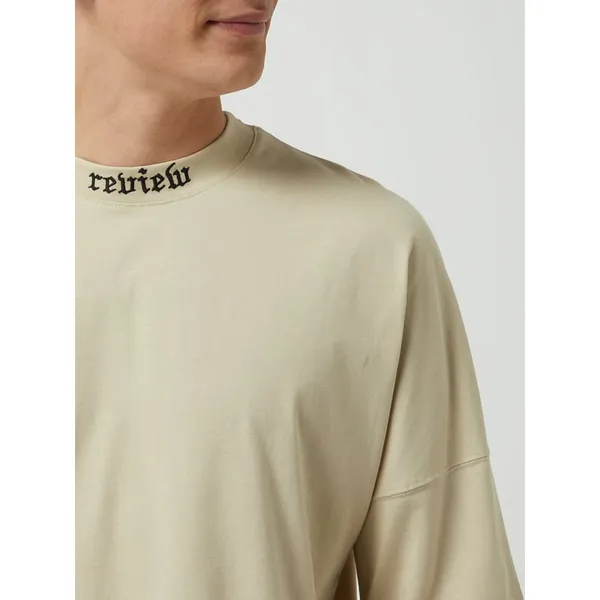 REVIEW T-shirt o kroju oversized z nadrukowanym napisem