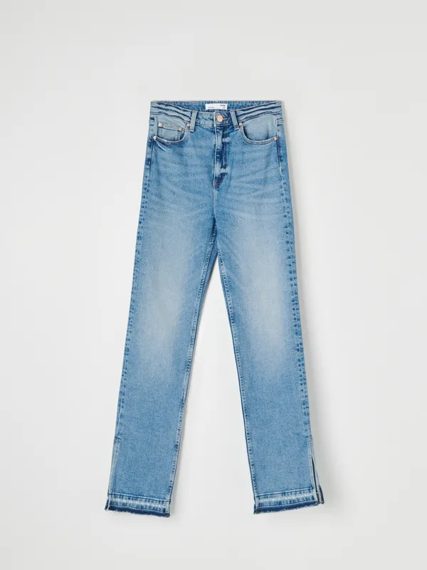Spodnie jeansowe o prostym kroju z surowym wykończeniem, uszyte z bawełny z domieszką elastycznych włókien. - niebieski