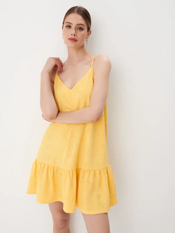 Żółta sukienka mini o kroju litery A - Żółty