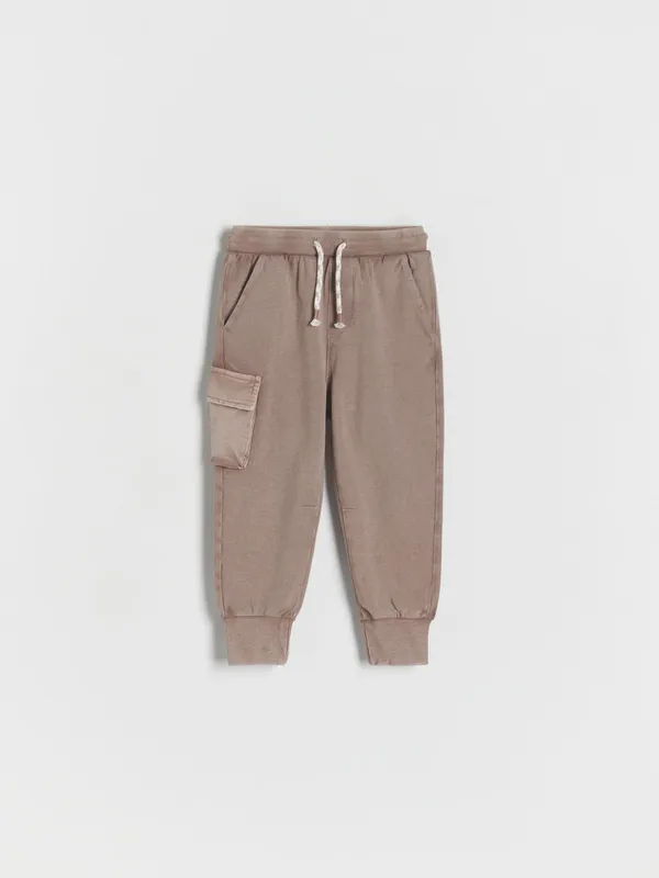 Dresowe spodnie typu jogger, wykonane z bawełnianej dzianiny typu pique. - brązowy