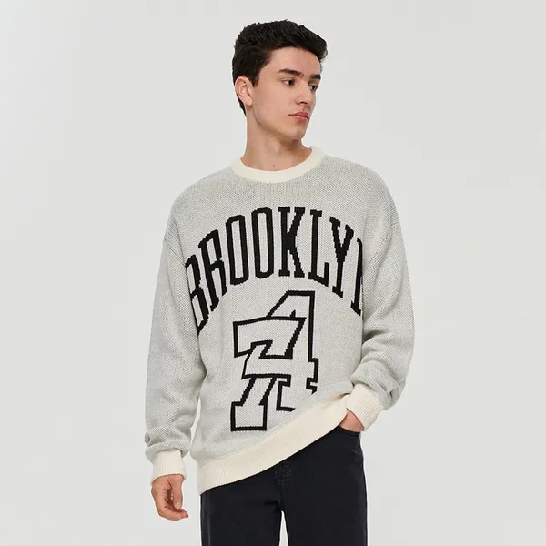 Luźny sweter z motywem college szary - Kremowy