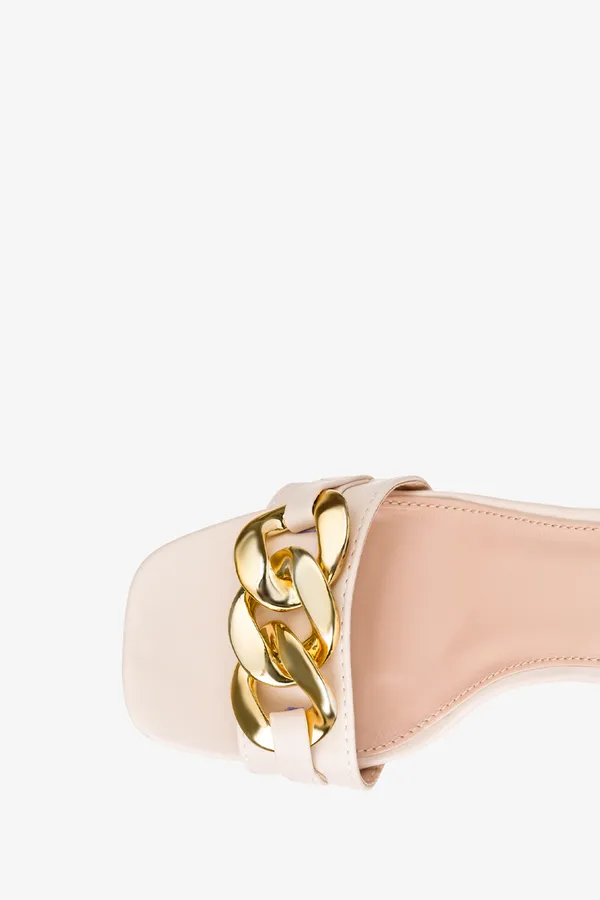 Beżowe sandały na słupku ze złotym łańcuchem z paskiem wokół kostki casu d22x1-be