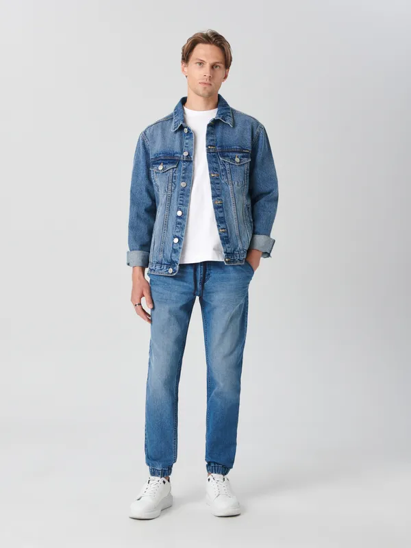 Spodnie jeansowe o kroju jogger, wykonane z tkaniny z dodatkiem elastycznych włókien. - granatowy