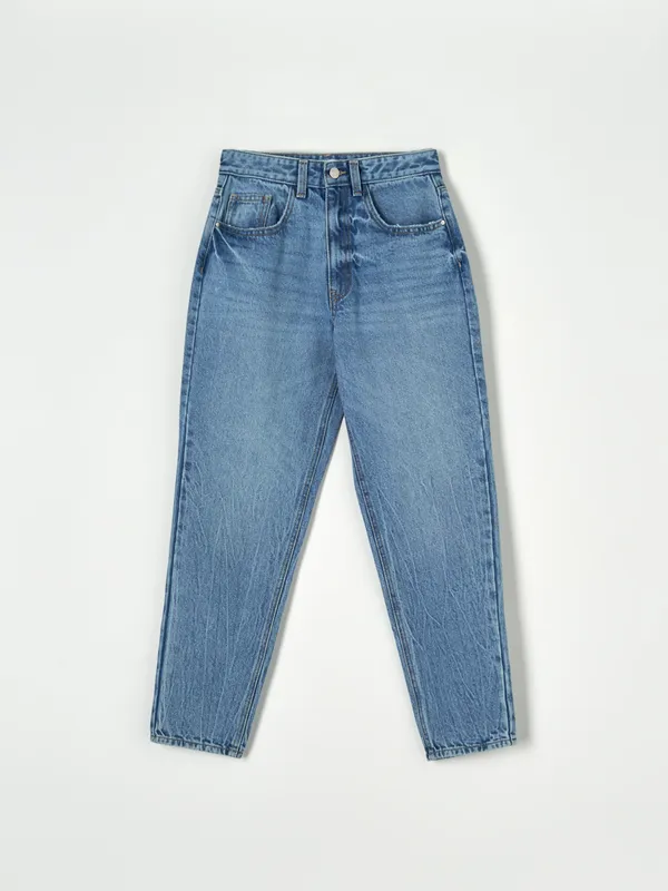 Spodnie jeansowe o kroju boyfriend uszyte z bawełnianej tkaniny. - niebieski