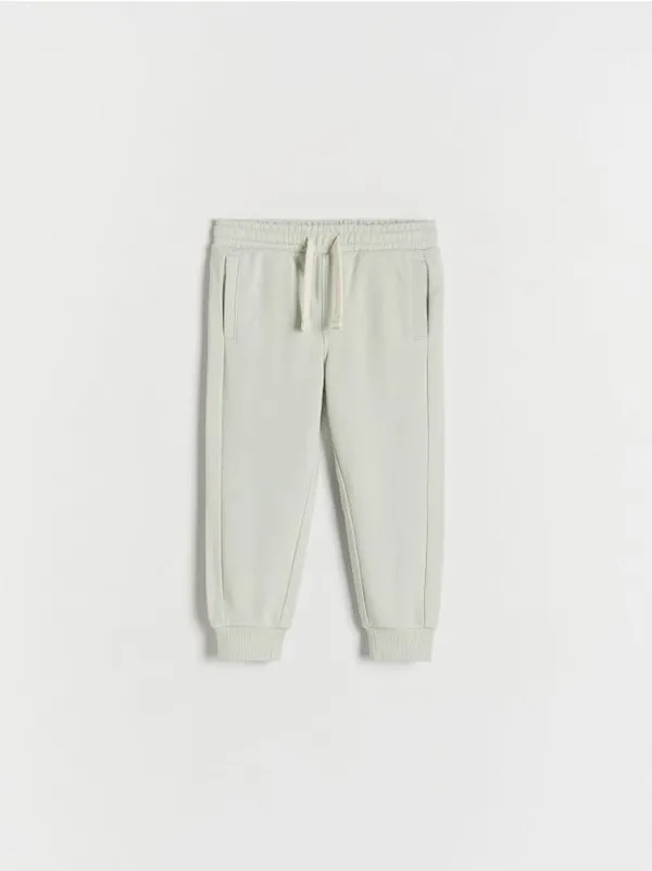 Spodnie typu jogger, wykonane z przyjemnej w dotyku, bawełnianej dzianiny. - jasnozielony