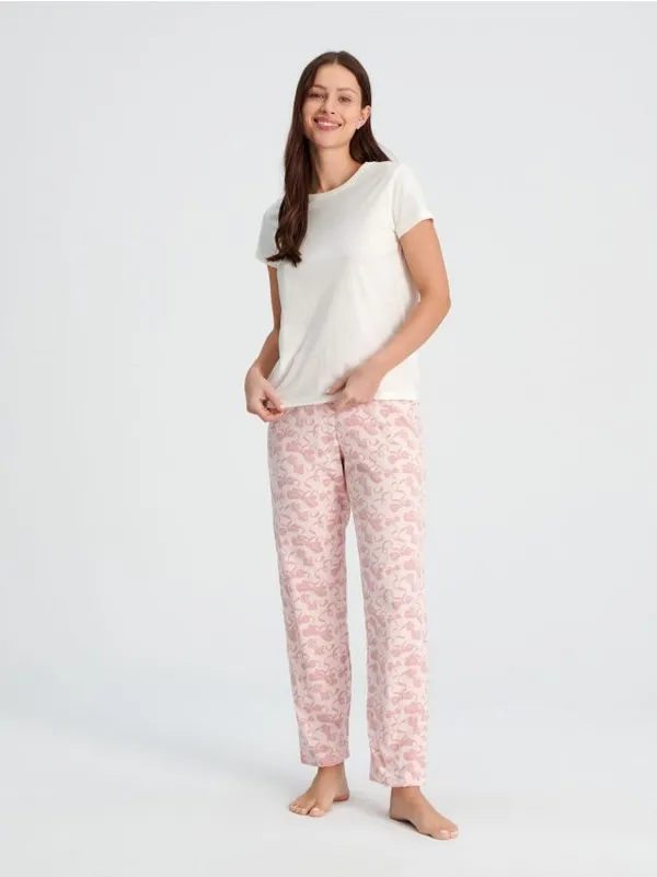 Bawełniana piżama dwuczęściowa z ozdobnym nadrukiem na spodniach. - kremowy