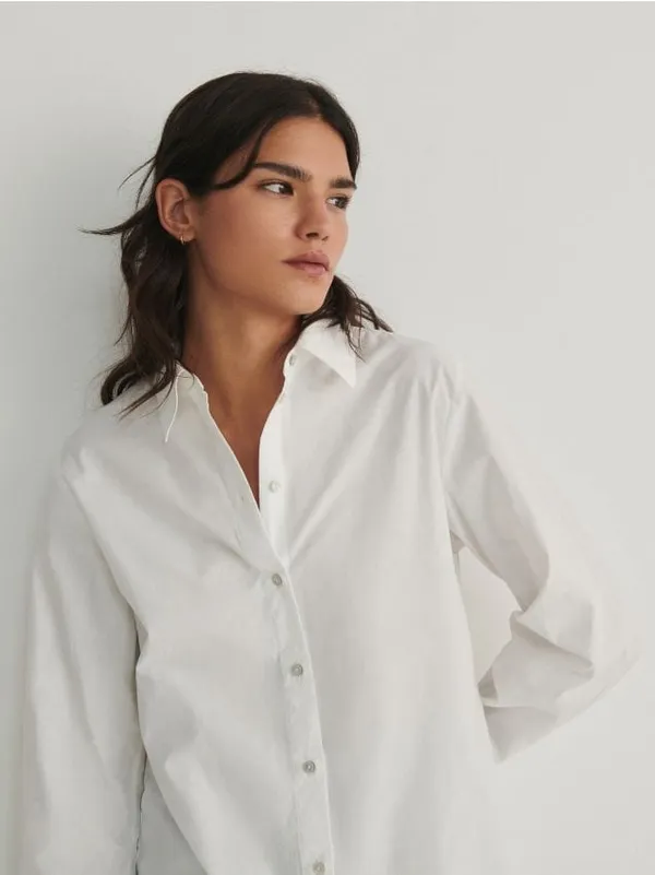 Koszula o prostym kroju, wykonana z bawełnianej tkaniny. - biały