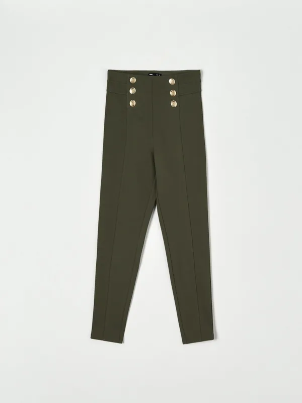 Spodnie z prostą nogawką, ozdobione guzikami. Uszyte z delikatnej dla skóry wiskozy z domieszką elastycznych włókien. - zielony