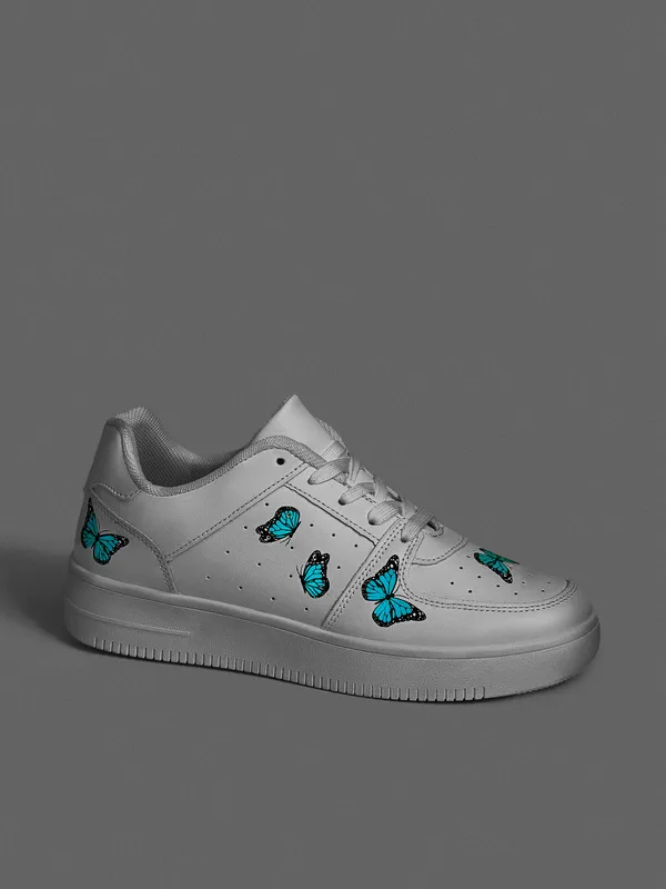 Białe sneakersy w motyle - Niebieski