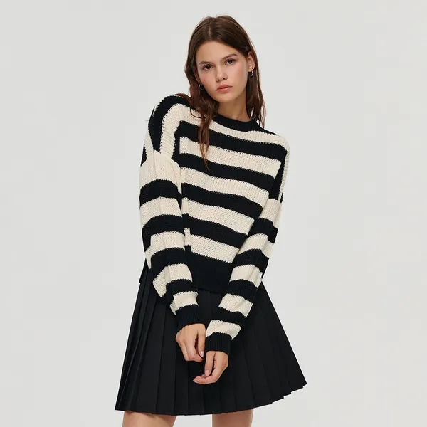 Sweter w czarno-białe paski - Paski