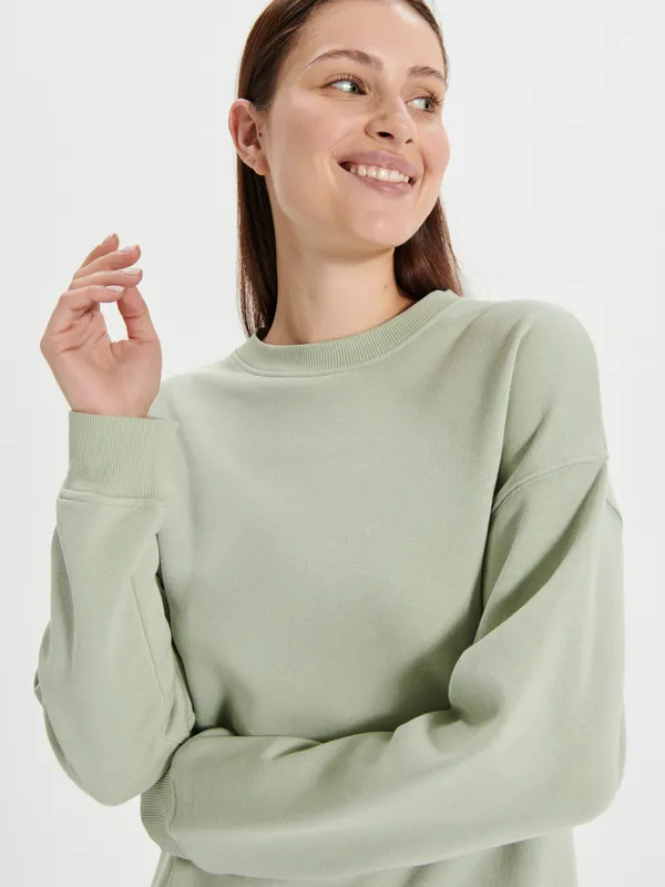 Wygodna bluza o luźnym kroju uszyta z bawełny z dodatkiem szybkoschnącego materiału. - zielony