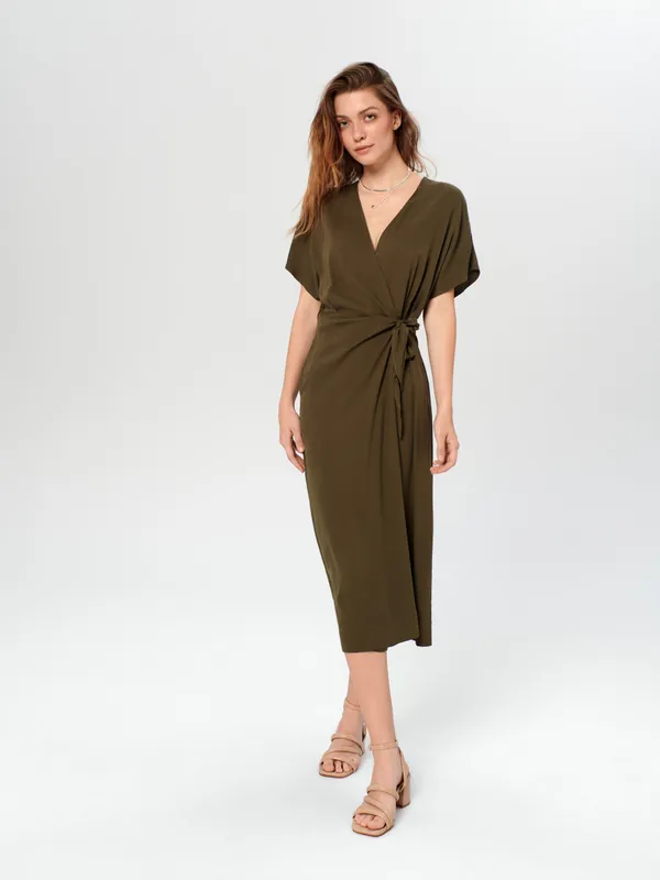 Kopertowa sukienka z dekoracyjnym wiązaniem uszyta w 100% z wiskozy. - zielony