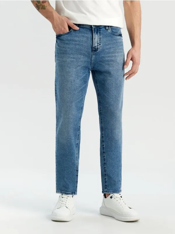 Spodnie jeansowe o kroju comfort fit wykonane z bawełny z dodatkiem elastyczych włókien. - niebieski