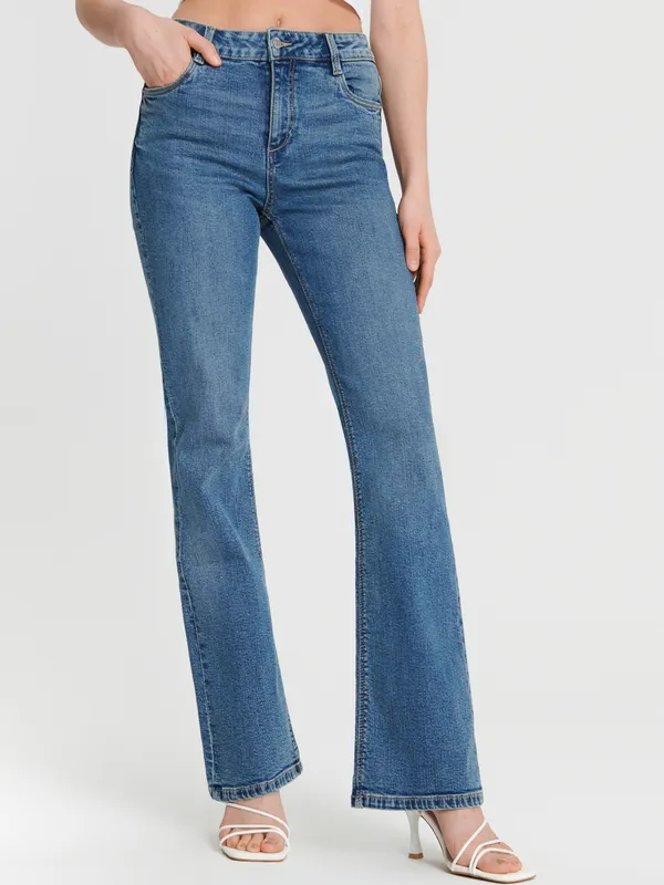 Wygodne jeansy o kroju flare wykonane z bawełnyz dodatkiem elastycznych włókien. - granatowy
