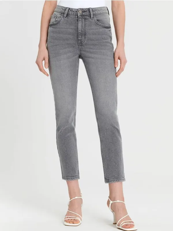 Spodnie jeansowe o prostym kroju, uszyte z bawełny z domieszką elastycznych włókien. - szary