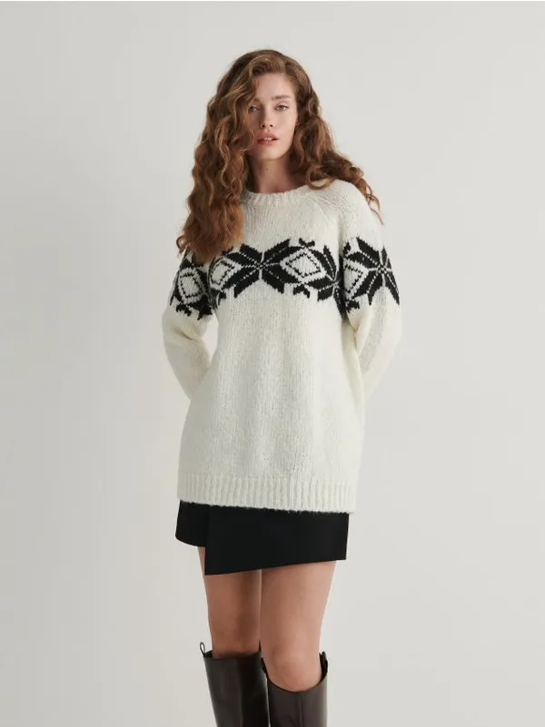 Sweter o swobodnym kroju, wykonany z przyjemnejw dotyku tkaniny. - kremowy