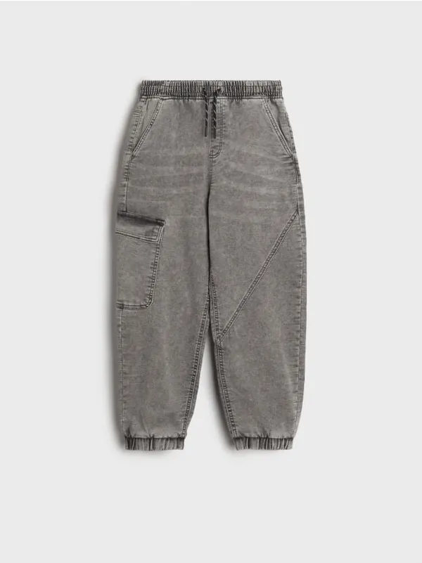 Wygodne spodnie jeansowe baggy wykonane z bawełnianej tkaniny. - szary