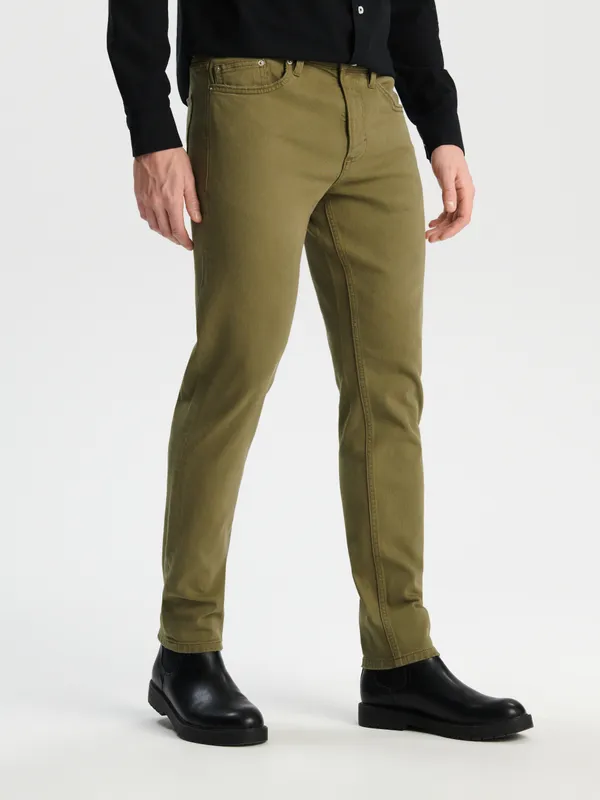 Wgodne spodnie jeansowe wykonane z bawełnianej tkaniny z dodatkiem elastycznych włókien. - khaki