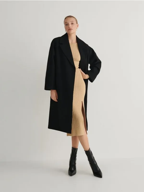 Klasyczny płaszcz o prostym kroju, wykonany z gładkiej tkaniny z domieszką wełny. - czarny