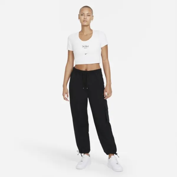 Damska koszulka z krótkim rękawem i o skróconym kroju Nike Sportswear Essential - Biel